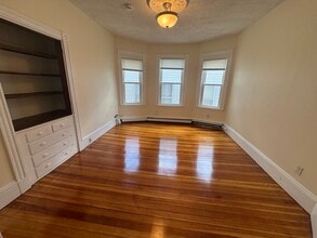 64 Fisher Ave, Unit 3 in Boston, MA - Foto de edificio - Building Photo