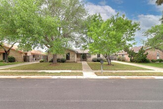 3121 Seafoam Dr in Corpus Christi, TX - Building Photo - Building Photo