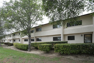 Johnson Gardens Apartments in Ventura, CA - Building Photo - Building Photo