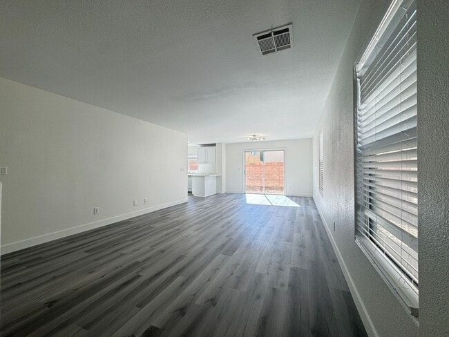 6339 W Silver Ribbon Ct in Las Vegas, NV - Building Photo - Building Photo