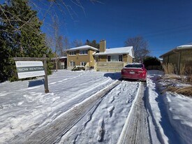 127 Robert Wallace Dr in Kingston, ON - Building Photo