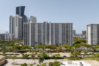 Winston Towers 600 in Sunny Isles Beach, FL - Building Photo - Building Photo