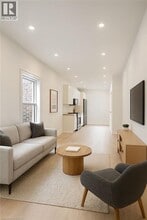 27 Queenston St in St Catharines, ON - Building Photo - Building Photo
