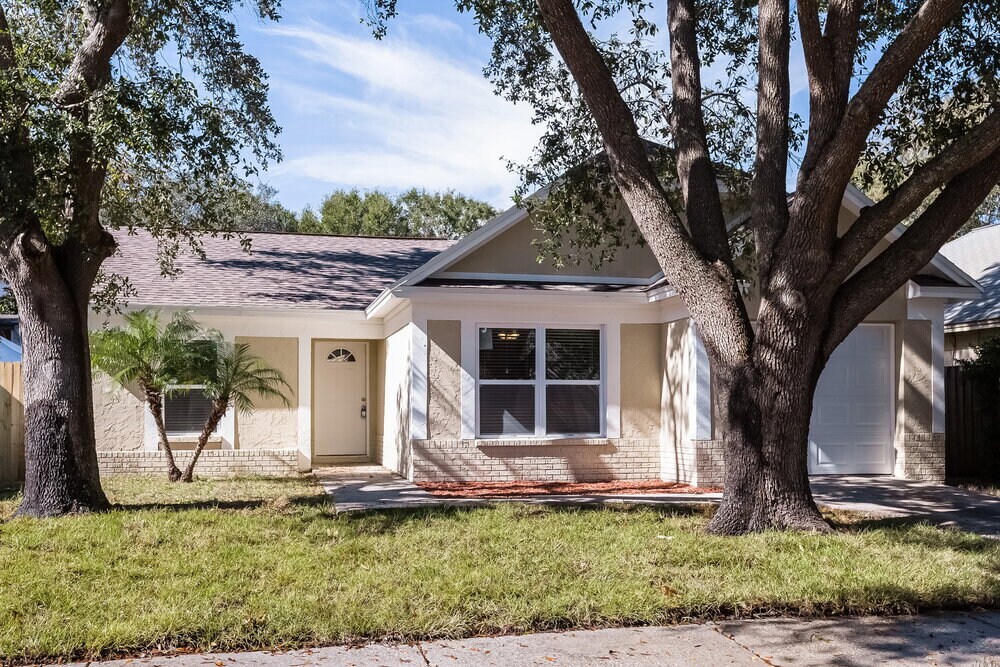 318 Regal Park Dr in Valrico, FL - Foto de edificio