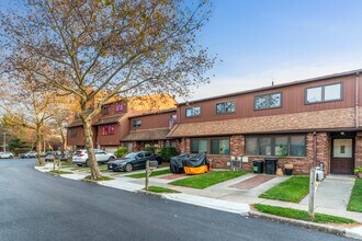 25 Stonegate Dr in Staten Island, NY - Foto de edificio - Building Photo