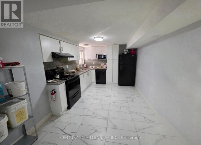 23 Malcolm Crescent in Brampton, ON - Building Photo - Building Photo