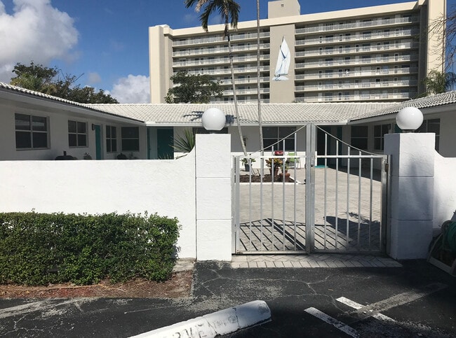 2503 N Ocean Blvd, Unit 6 in Pompano Beach, FL - Foto de edificio - Building Photo