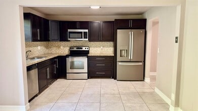 3064 Riverside Dr in Coral Springs, FL - Foto de edificio - Building Photo