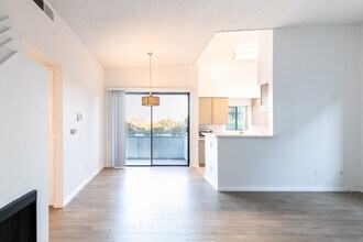 2584 S Centinela Ave, Unit 7 in Los Angeles, CA - Foto de edificio - Building Photo