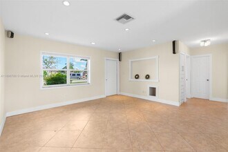 7305 NW 95th Way in Tamarac, FL - Building Photo - Building Photo