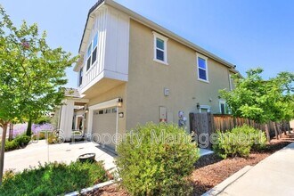4268 Emerald Gate Ln in Folsom, CA - Foto de edificio - Building Photo