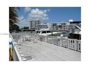 6881 Bay Dr in Miami Beach, FL - Foto de edificio - Building Photo