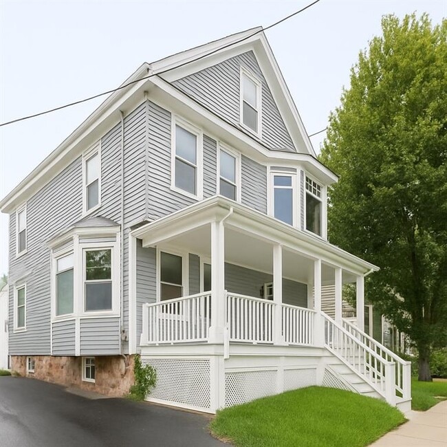 51 Gibbs Ave in Newport, RI - Building Photo - Building Photo