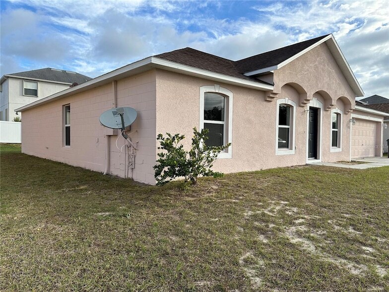 332 Salmon Ct in Kissimmee, FL - Building Photo