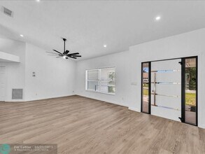 2928 SE Bella Rd in Port St. Lucie, FL - Foto de edificio - Building Photo