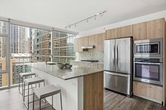 242 E Illinois St in Chicago, IL - Foto de edificio - Building Photo