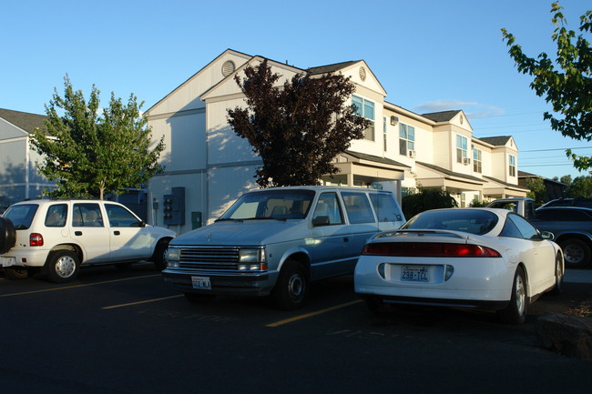 Nueva Apartments in Yakima, WA - Foto de edificio - Building Photo