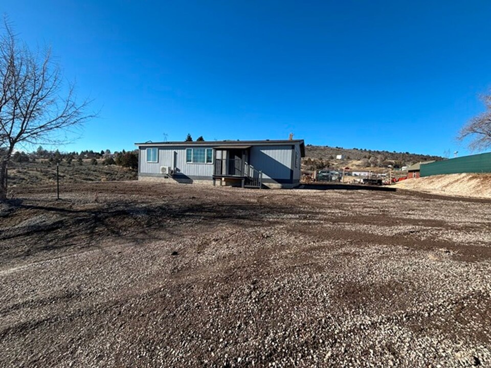 2346 Frontage Rd in Klamath Falls, OR - Building Photo