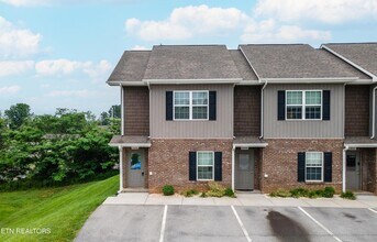 926 Warrior Hill Dr in Louisville, TN - Foto de edificio - Building Photo
