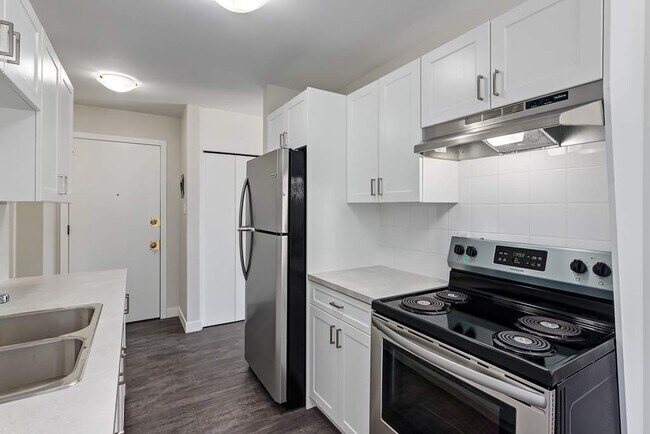 Belfast Court in Medicine Hat, AB - Building Photo - Building Photo