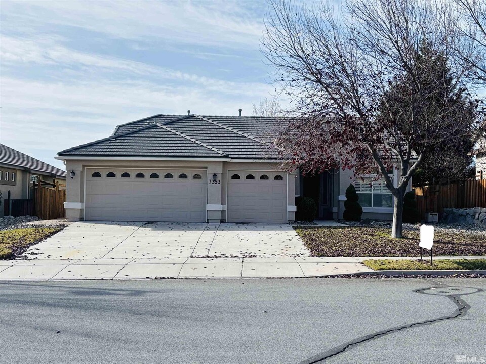 7353 Europa Dr in Sparks, NV - Foto de edificio