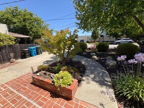 24 Hilltop Dr in Redwood City, CA - Building Photo - Building Photo