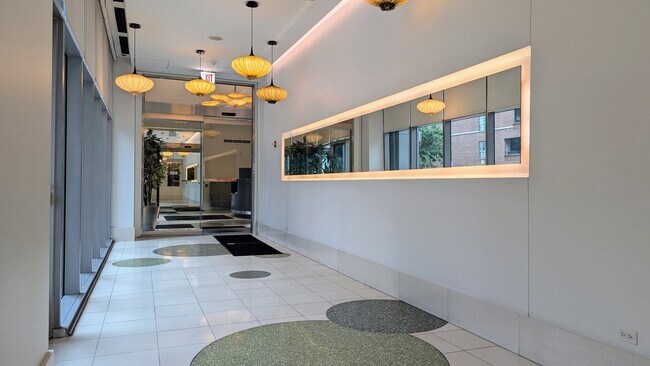 125 S Green St in Chicago, IL - Building Photo - Building Photo