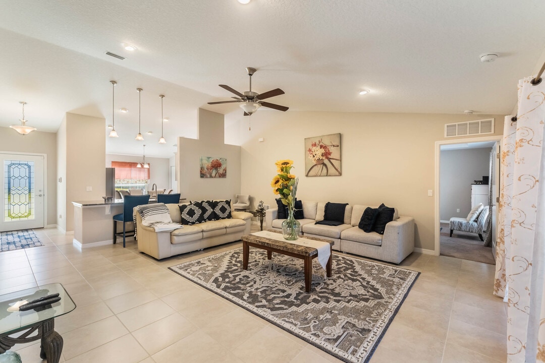 15 Raeland Ln in Palm Coast, FL - Building Photo