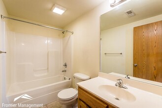 402 N 10th St-Unit -B in Manhattan, KS - Foto de edificio - Building Photo