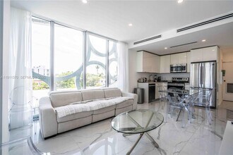 8425 Crespi Blvd in Miami Beach, FL - Building Photo - Building Photo