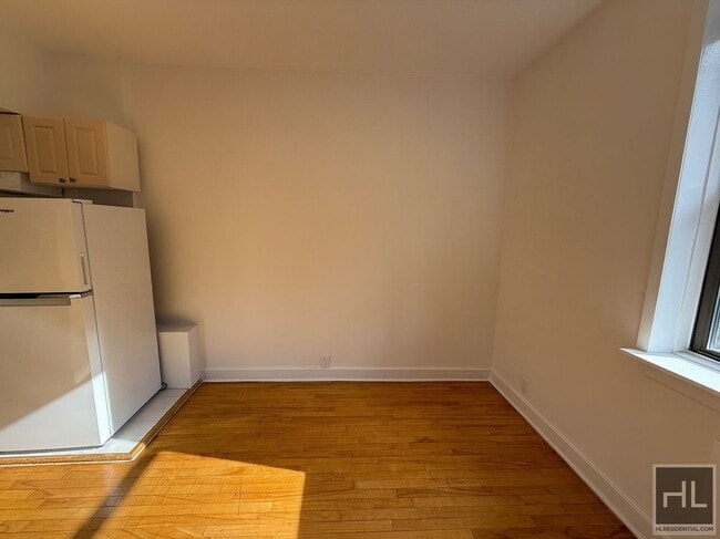 East 61 Street in New York, NY - Building Photo - Building Photo