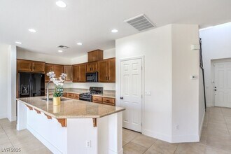 7580 Rockhampton Ave in Las Vegas, NV - Building Photo - Building Photo