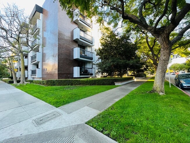 324 N Palm Dr in Beverly Hills, CA - Building Photo - Building Photo