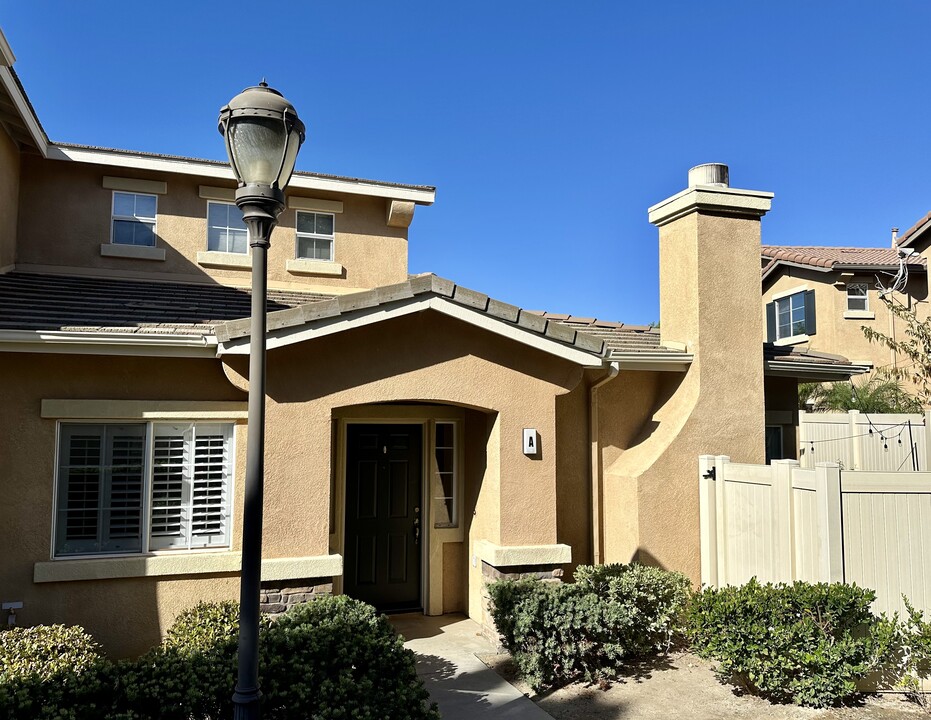 33519 Winston Way in Temecula, CA - Foto de edificio