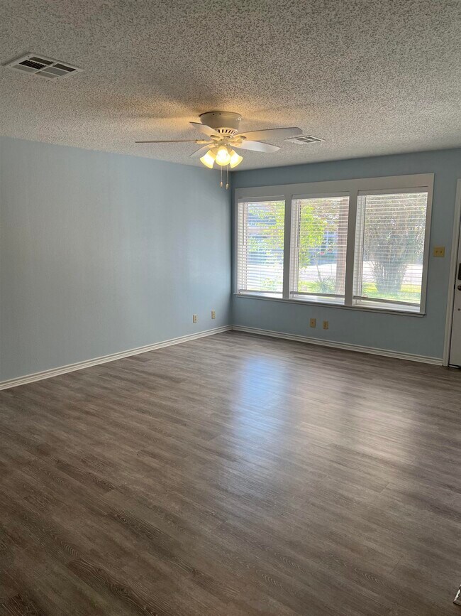 1749 Bluebonnet Ln in Kingsland, TX - Building Photo - Building Photo