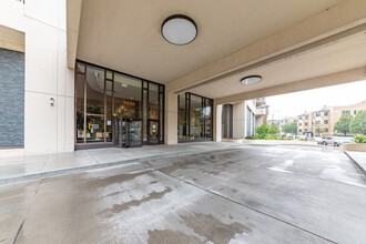 3930 N Pine Grove Ave, Unit 310 in Chicago, IL - Building Photo - Building Photo