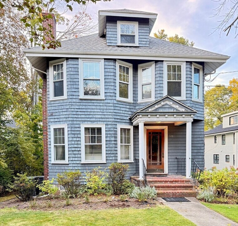 131 Mt Vernon St in Newton, MA - Building Photo