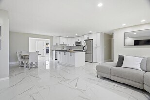 6948 NW 8th Ct in Margate, FL - Building Photo