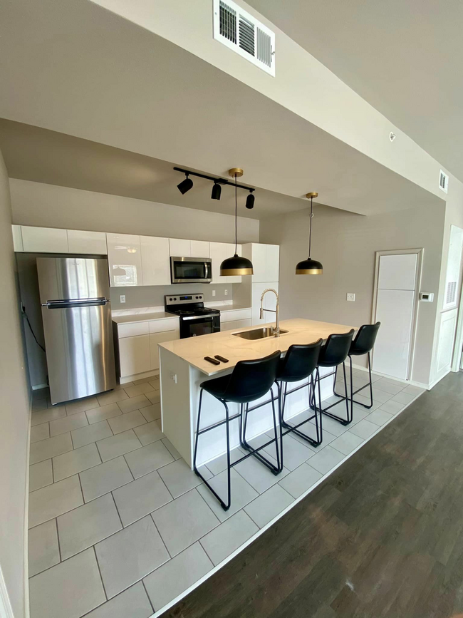 Crown at Seven Oaks Apartment Homes in Tulsa, OK - Foto de edificio - Building Photo