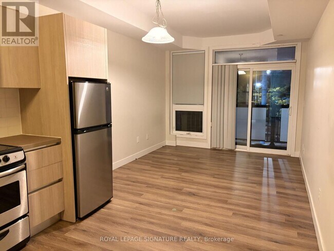 335 College St in Toronto, ON - Building Photo - Building Photo