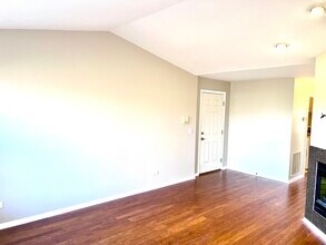 924 N Village Dr in Round Lake Beach, IL - Building Photo - Building Photo