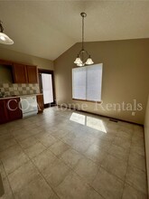 9915 E Kinkaid Cir in Wichita, KS - Foto de edificio - Building Photo