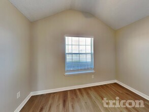 923 McKavett Dr in Burleson, TX - Foto de edificio - Building Photo