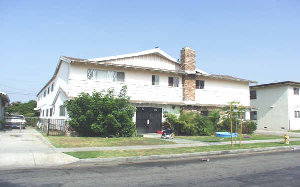 9601 Elizabeth Ave in South Gate, CA - Foto de edificio