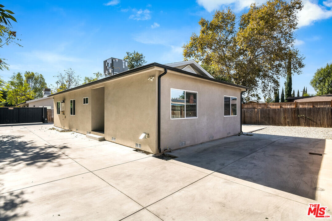 19218 Lanark St in Los Angeles, CA - Building Photo