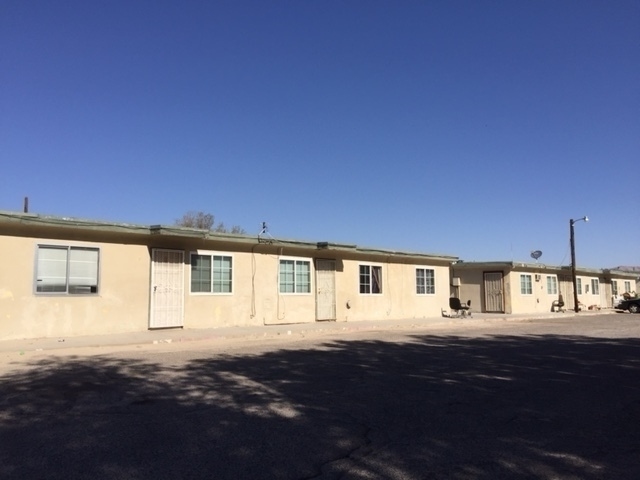 117-121 Crooks Ave in Barstow, CA - Building Photo