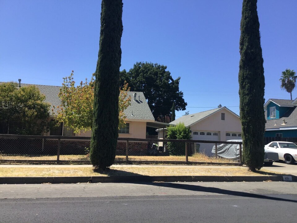 335 Nevada St in Gridley, CA - Building Photo