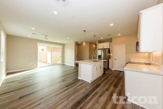 680 Susanne St in Corona, CA - Foto de edificio - Building Photo