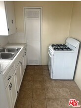 900 W 69th St in Los Angeles, CA - Building Photo - Building Photo