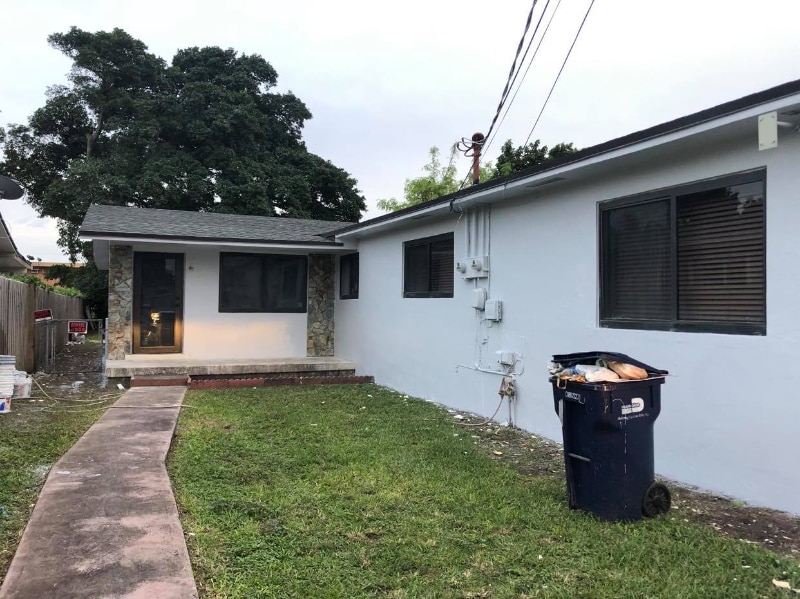 7142 SW 22nd St in Miami, FL - Building Photo